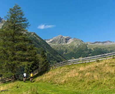 ...umrahmt von den stolzen 3.000er Gipfeln der Hohen Tauern