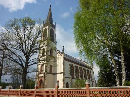Die katholische Mariä Himmelfahrt Kirche steht innnerhalb der ehem. Enklave