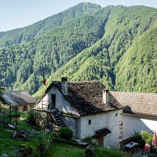 Abstieg durch das Streudorf Bognanco