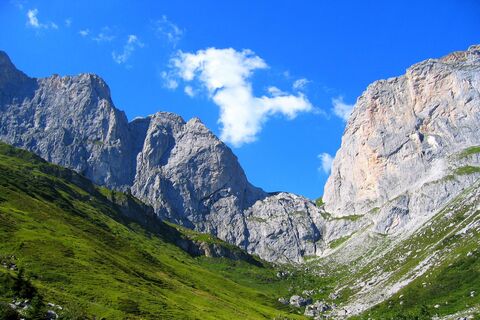 Das Schweizertor mit dem Schweizeregg (rechts)