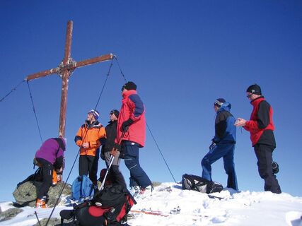 Skitourengeher - Gipfelkreuz - Foto TVBI_bearbeitet-1.jpg