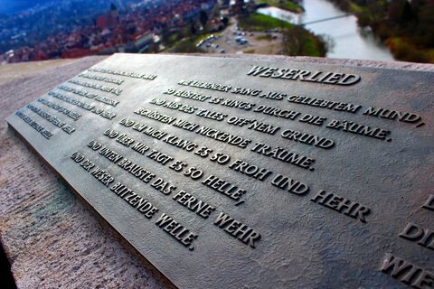 Bronzeschild mit Text vom Weserlied an der Weserliedanlage Hann. Münden