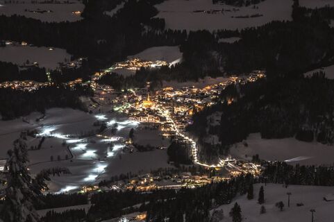 Scheffau_Ortsansicht_Nachtloipe_Wilder Kaiser