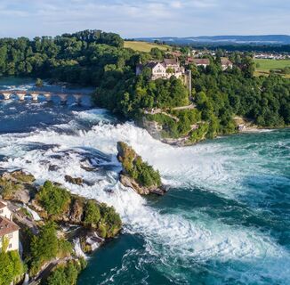 Rheinfall_Mühleradhaus_Mittelfelsen_SchlossLaufen_Juli