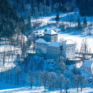 Winterlicher Blick auf die Burg Kaprun