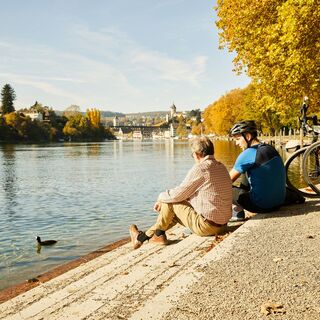 Pause vom Velofahren am Rhein vor Schaffhausen