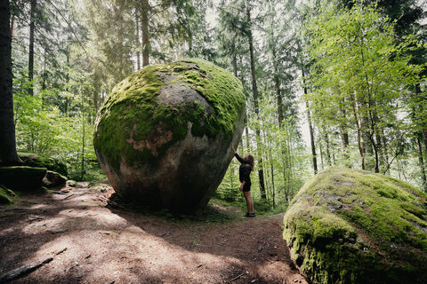 Die Weltkugel im Waldviertel - ein stiller Kraftplatz bei Groß Gerungs.