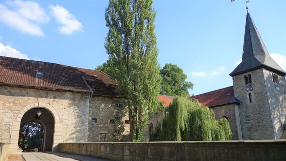 Wasserburg Veltheim und St. Remigius
