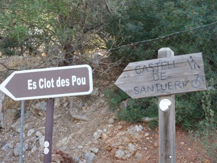 "Es Clot des Pou" und "Castell de Santueri" - Hinweistafeln