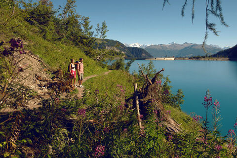 Wanderer am Tseuzier Stausee