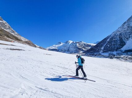 Skibergsteigerin auf dem Aufstieg der Skitour auf der Strecke Claret