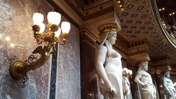 Figur im historischen Reichsratssitzungssaal des österreichischen Parlaments