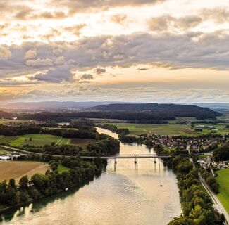Hemishofen_Rhein_Abendsonne_Brücke