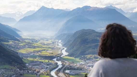 Friedensglocke im Herbst - Blick ins Inntal mit Frau im Vordergrund - Hochformat.jpg