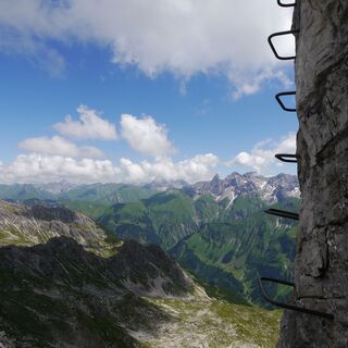 Eisenstufen am Nördlichen Schafalpenkopf vor einer beeindruckenden Kulisse