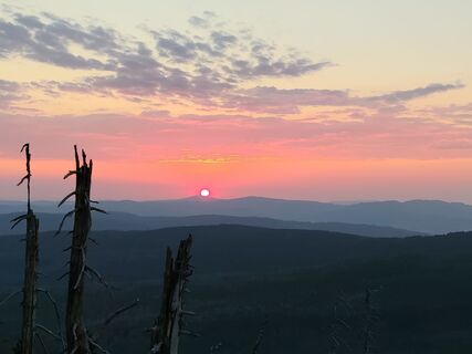 Zoom zum Chlum (1191m), wo die Sonne heute startet.