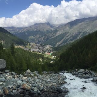 Saas-Fee vom Bach aus