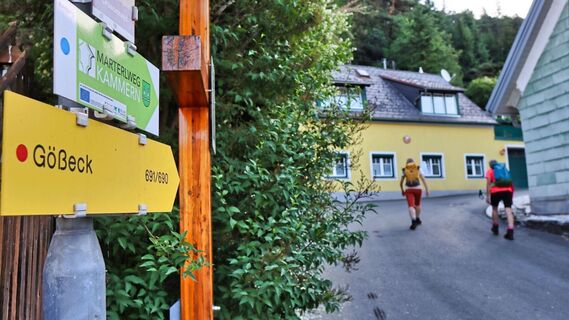 Hinweisschilder im Ort weisen uns den Weg