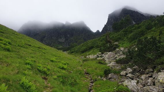Steinmandlweg am Ende des Almbodens, entlang des kleinen Baches.