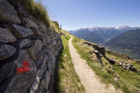 Suedtirol, Vinschgau, Vinschger Hoehenweg, nördlich von St. Martin im Kofel: Laggar, 1570m, war vermutlich eine Bergknappensiedlung zum Erzabbau, wurde von 1913 von Vetzan gekauft,