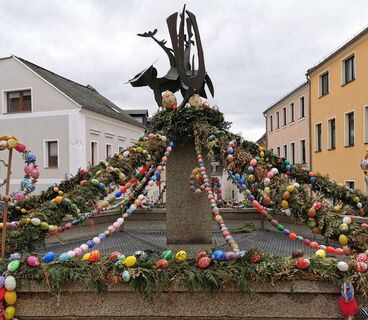 Am reich geschmückten Osterbrunnen beginnt der Spaziergang