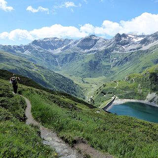 Der Weg vom Unteren Bockhartsee zur Miesbichlscharte mit Blick über das Nassfeld zum Geiselkopf (Bildmitte).