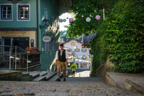 Straßenszene am Lebzelterberg in Miesbach