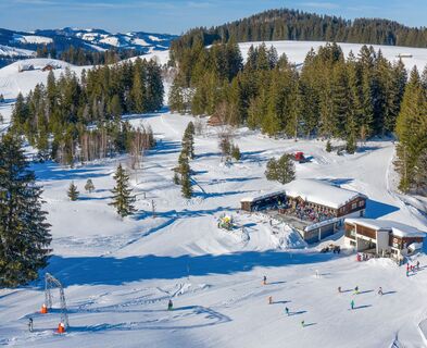 Bergrestaurant Wolzenalp und Talstation Skilift aus der Luft