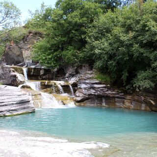 Wasserfall der Brücke von Lama