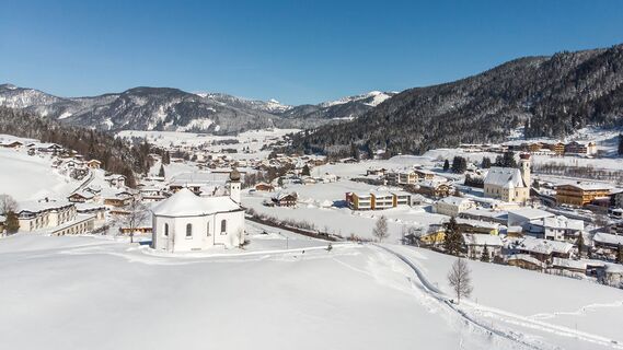Annakircherl mit Achenkircher Pfarrkirche im Hintergrund