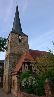 Besonderes Wahrzeichen der Kirche ist das Turmdach