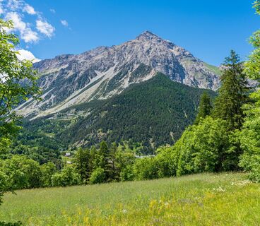 Blick auf den Fuß des Mount Chaberton im Sommer
