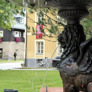 Der Blick vom ersten Gußeisenbrunnen Europas (1878) zum Montanmuseum in Böckstein.