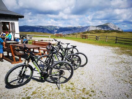 Mit dem E-Bike bei der Lurgbauerhütte angekommen
