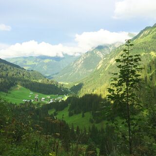 Abstieg von der Spitalalpe mit Blick nach Baad