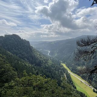 Blick vom Posthaldefelsen in Richtung Piketfelsen ins Höllental