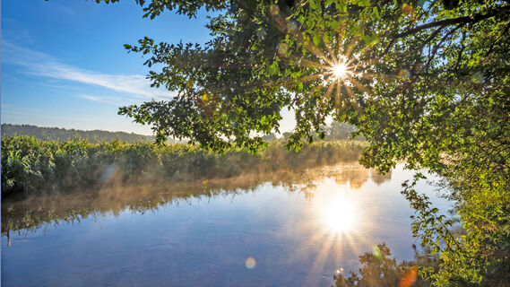 Die Spiegelung der Sonne im Fluss Wümme
