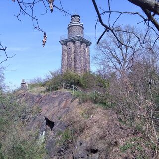 Bismarckturm an altem Pyroxengranitporphyr-Steinbruch am Wachtelberg