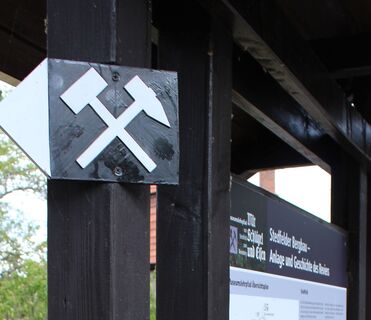 Symbol des Stedtfelder Bergbaulehrpfades an der Station 0 am Stedtfelder Schloss