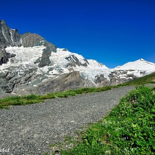 Links der Großglockner und rechts im Hintergrund der Johannisberg