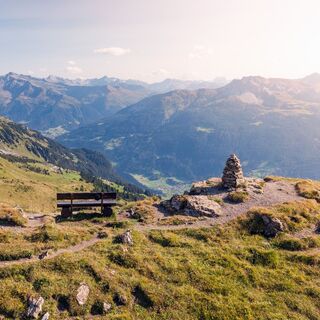 Prättigauer Höhenweg auf dem Jägglischhorn mit Sicht Richtung Klosters