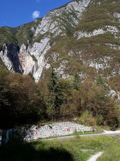 Die Straße vor dem Flussbett