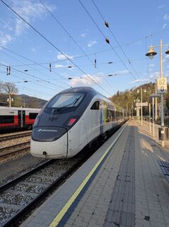 Anreise erstmals mit dem neuen West-Jet, der zur Zeit noch in Payerbach Halt macht (statt Semmering). Mit dem Klimaticket darf man sogar in der 2+Comfort-Klasse sitzen. Sehr gediegen!