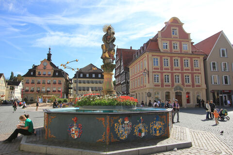 Marktplatz Marienbrunnen Rathaus im Hintergrund