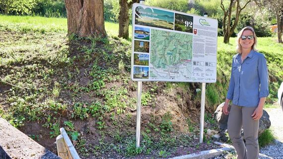 Im Fohnsdorfer Graben ein Parkplatz mit einer Wanderübersichtstafel