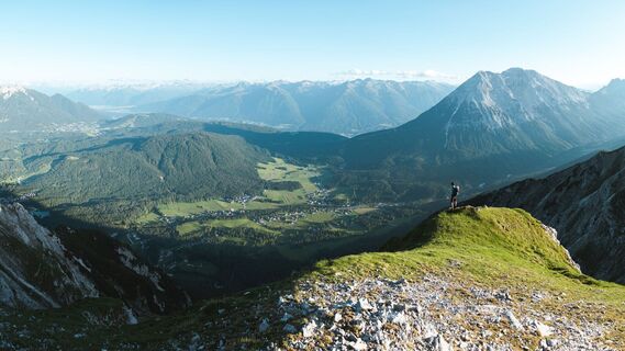 Wanderer weit oberhalb vom Hochplateau mit Ausblicken ueber die Region Seefeld - Panorama - Gehrenspitze - Leutasch.jpg