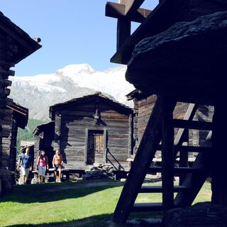 Wanderer im historischen Dorfteil von Saas-Fee