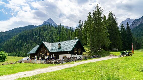 Möslalm mit Bergpanorama