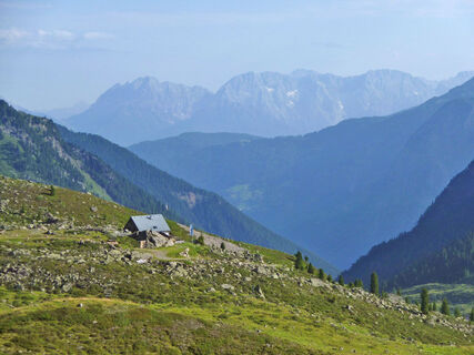 Frischmannhütte mit Blick auf die Zugspitze (die Bergspitze hinter den Schneefeldern)