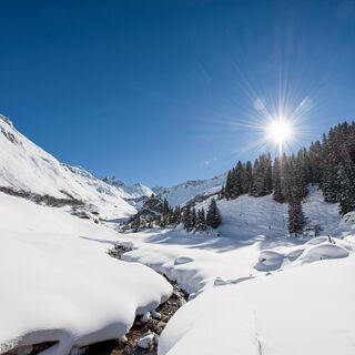 Vor dem markanten Schlagenstein geht es rechts hoch.
